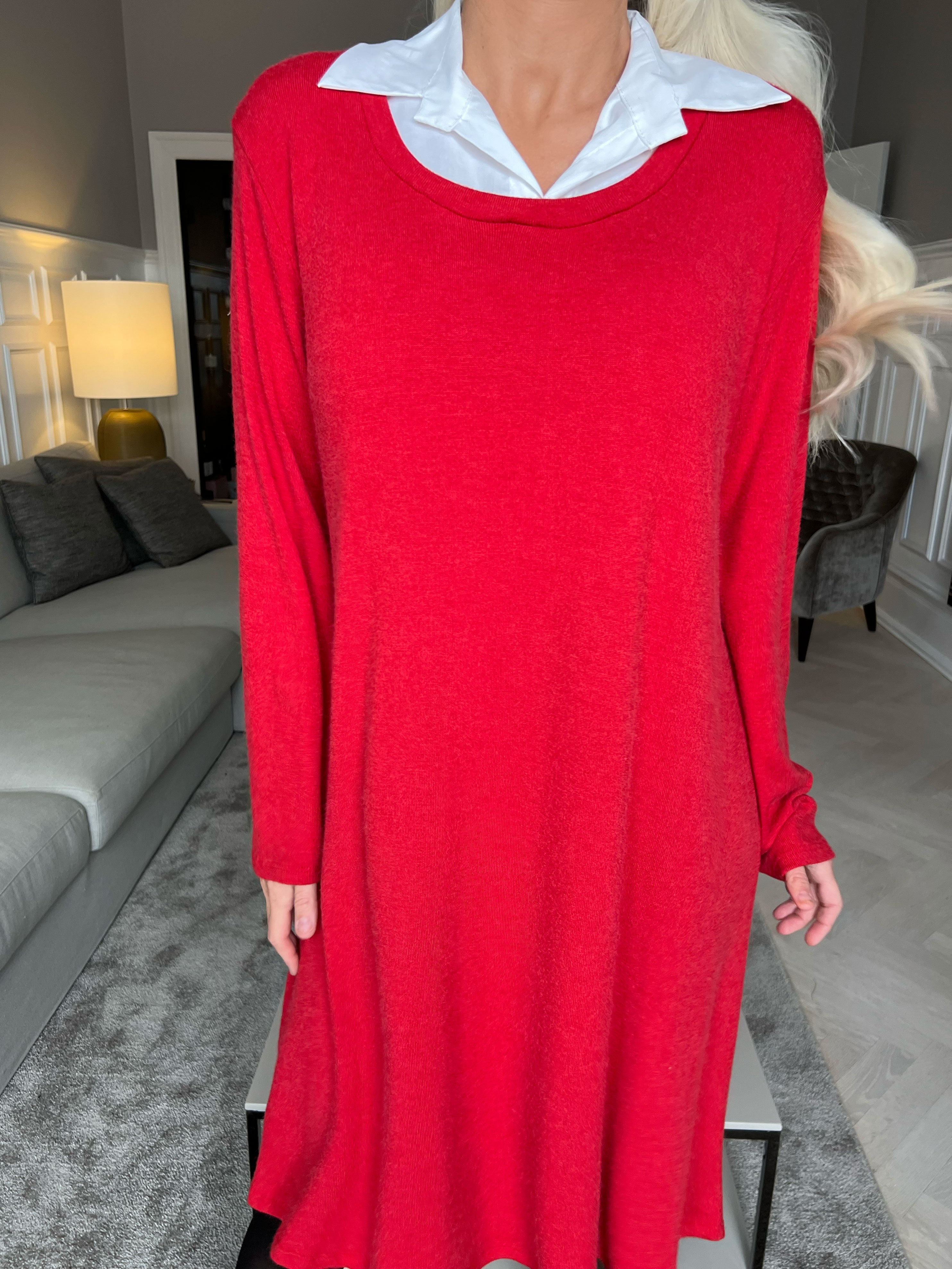 Rita Long - Härlig mjuk klänning med vit skjortkrage